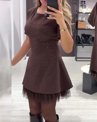 Elegancka sukienka z połyskującym, siateczkowym wzorem patchworkowym