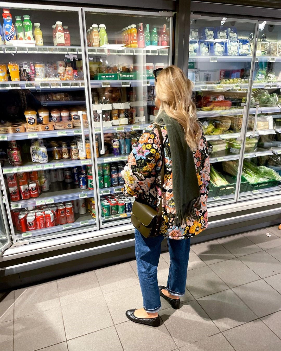 Kary - Kurtka podszyta z kwiatowym nadrukiem dla kobiet